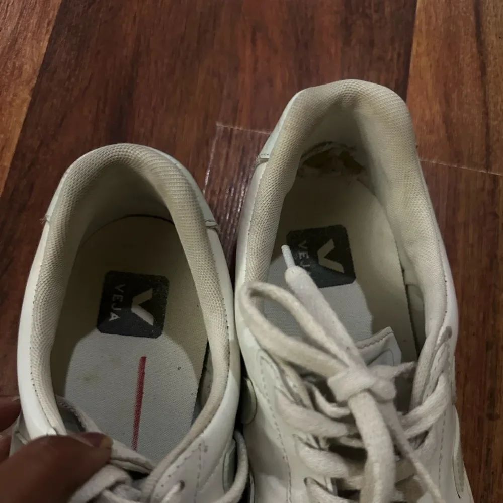 VEJA SHOES SIZE 8 - Picture 5 of 9